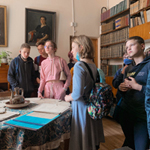 Участники летней образовательной школы для учащейся молодежи в мемориальном кабинете Петра Глебки