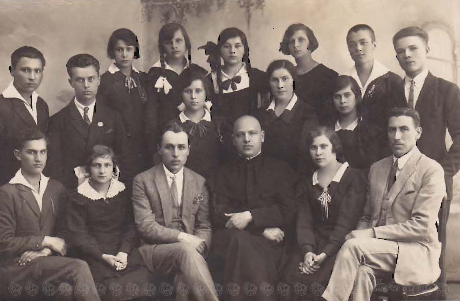 Адам Станкевич среди учеников Виленской белорусской гимназии. 1930-е годы.
