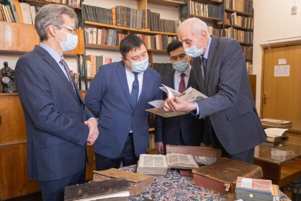 Прэзентацыя рамана-эпапеі Мухтара Аўэзава «Шлях Абая»