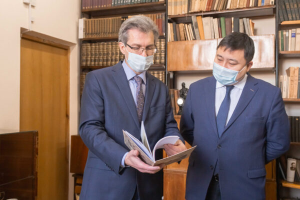 Прэзентацыя рамана-эпапеі Мухтара Аўэзава «Шлях Абая»