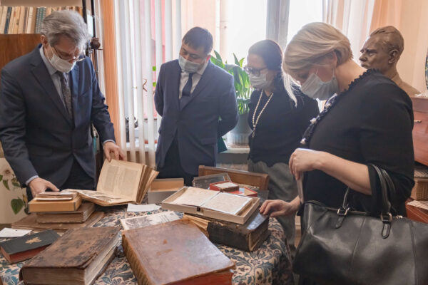 Прэзентацыя рамана-эпапеі Мухтара Аўэзава «Шлях Абая»