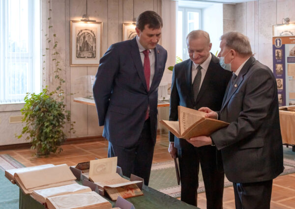 Выставка «100 гадоў беларускай акадэмічнай навукі»