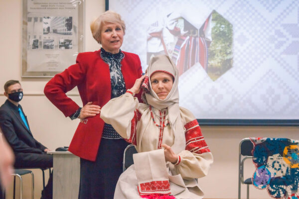 Прыгожыя ў прыгожым: Літаратура і мастацтва пра жанчын і для іх