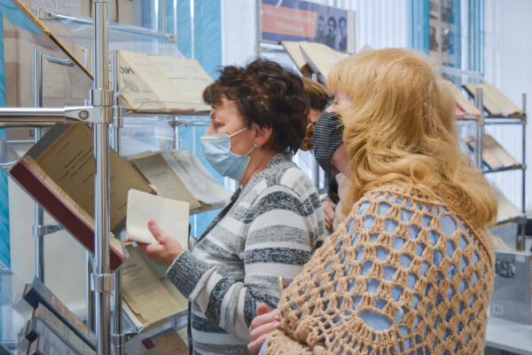 Кніжныя выставы да круглага стала “Біяграфіі вучоных у дакументах”