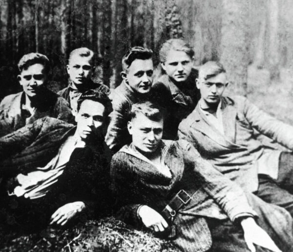 Над сабою ўзняцца. Алесь Адамовіч (1927–1994)