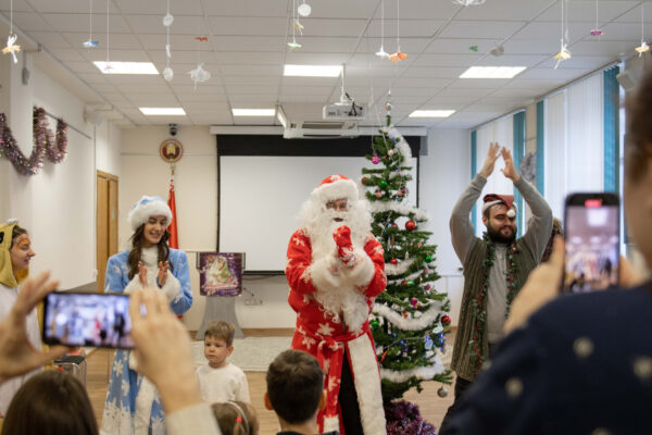 Традиционный новогодний утренник для детей