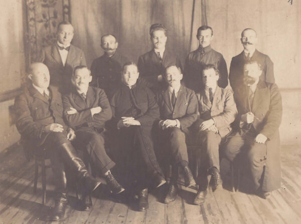 А. Станкевич среди послов и сенаторов Белорусского посольского клуба. 1922 г.
