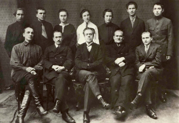 И. Белькевич (стоит второй слева) среди студентов и преподавателей БГУ. Стоит третья справа – жена И. Белькевича Нина Улащик. 1924 г.