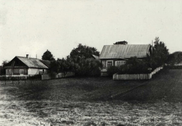 Дом родителей Я. Миско (на втором плане) в д. Чемеры.