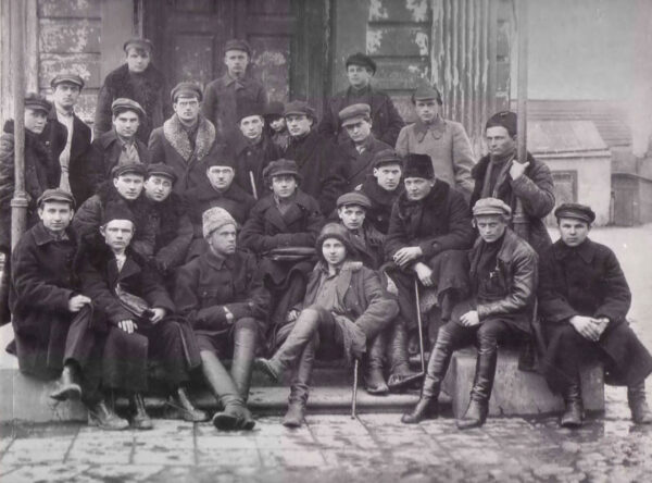 К. Крапива среди членов литературного объединения “Маладняк”. 1925 г.