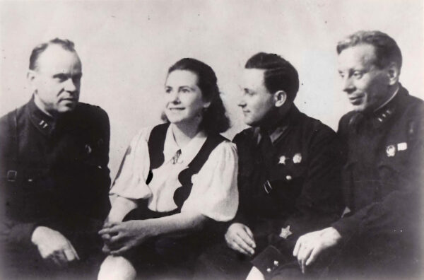 К. Крапива, Л. Александровская, Т. Миронов (редактор газеты “Северо-Западный фронт”), М. Лыньков. 1942 г.