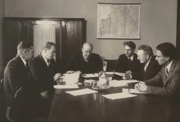 С членами Орфографической комиссии АН БССР. 1958 г.