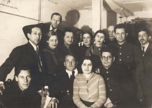 М. Лужанин (в центре) среди сотрудников издательства «Машгиз» (Москва). 1938 г.