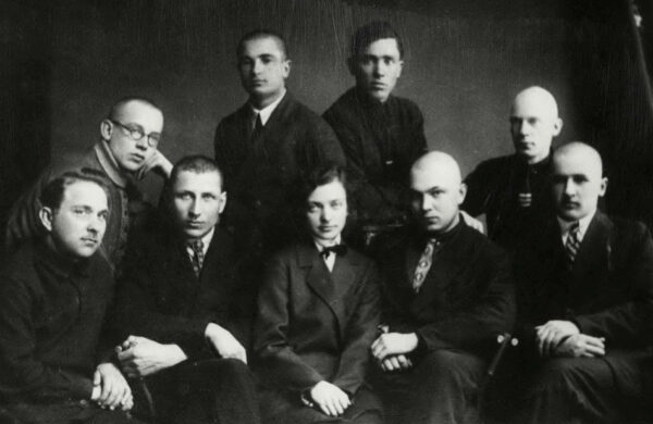 Литературный кружок при Горецкой сельскохозяйственной академии. Нижний ряд: Н. Сопранков, М. Гончарик, П. Медёлка, Ю. Гаврук, А. Вечер. Верхний ряд: Н. Дубовка, В. Прибытковский, Я. Герасимович, А. Алексеев. 1929 г.