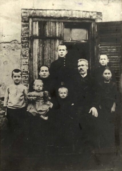 Семья В. Дубовки. 1913 г.