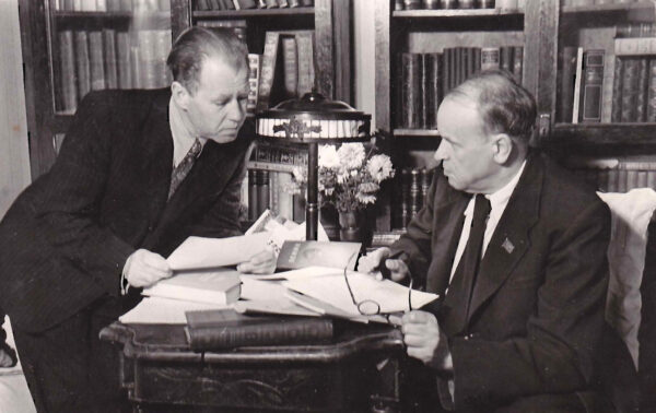 П. Глебка и К. Крапива работают над “Русско-белорусским словарем”. 1950 г.