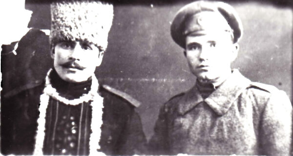 Максим Горецкий (справа) с братом Иваном. 1916 г.