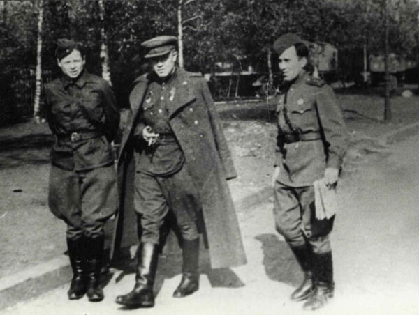 Я. Миско – первый слева. 1945 г.