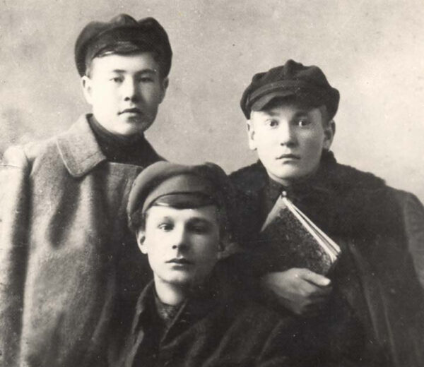 Студенты Белпедтехникума: П. Глебка, А. Каратай (М.Лужанин), А. Чучко. 1925 г.