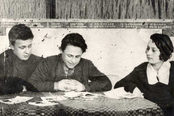 Члены литературного объединения «Маладняк». Слева направо: Валерий Моряков, Янка Тумилович, Евгения Пфляумбаум. 1920-е гг.