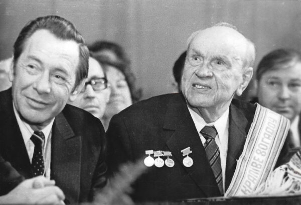 Празднование 80-летнего юбилея К. Крапивы. Рядом с юбиляром – первый секретарь ЦК Компартии БССР П.М. Машеров. 1976 г.