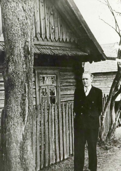 А. Пальчевский около родительского дома в д. Прусиново. 1958 г.