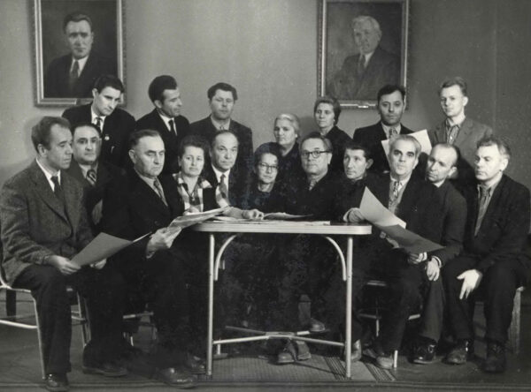 Ю. Гаврук среди сотрудников административно-постановочной части тетра им. Я. Купалы. 1960 г.