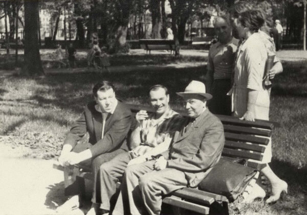 В сквере около театра им. Я. Купалы. Слева направо: Р. Филиппов, З. Стомма, Ю. Гаврук. 1960 г.