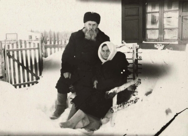 В. Дубовка с женой Марией Петровной около своего дома, п. Почет, Красноярский край. 1958 г.