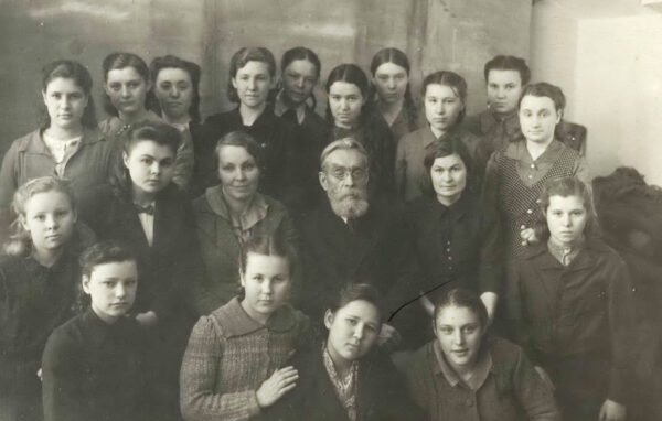И.И. Красковский среди учащихся средней школы № 2 г. Мелекесса. 1946 г.