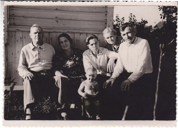 В. Короткевич с родителями и с В. и Н. Садовыми. 1955 г.