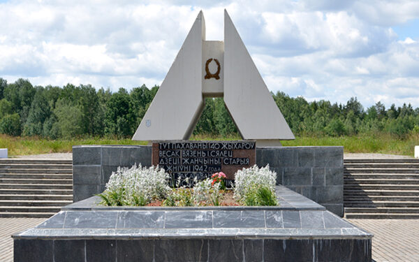 Памятник “Расколатая хата”