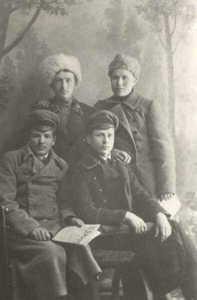 Сидят слева направо: С. Журик, М. Гончарик, стоит справа Г. Горецкий. 1919 г.