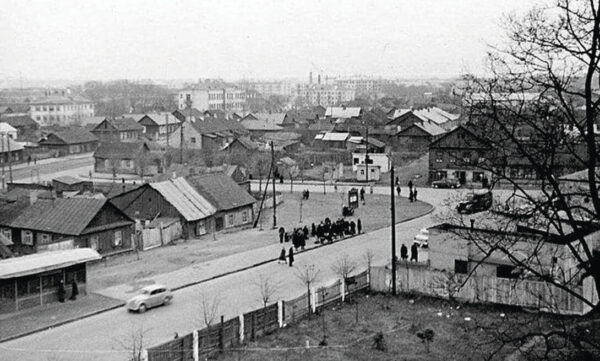 Від ад цяперашняга Моладзевага тэатра са старажоўскіх могілак