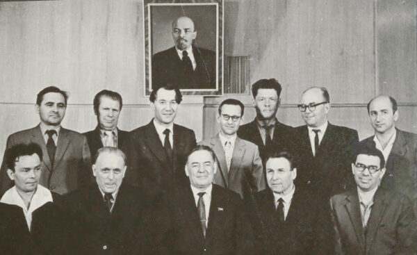 В.И. Козлов (сидит в центре) среди белорусских писателей. 1960-е гг.