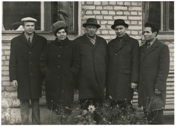 С женой Маргаритой Александровной и учениками в Горках, БСХА. 1969 г.
