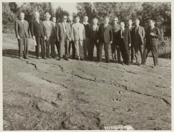 В.В. Ивашин среди посетителей заповедника «Сатаплиа» (Грузия). 1970 г.