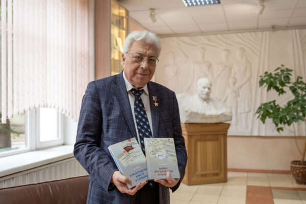 Книги в дар от Ю. М. Батурина