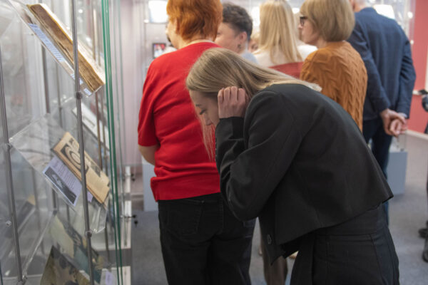 Выставка «Дорога к звёздам: космическое наследие в книжных и архивных собраниях»