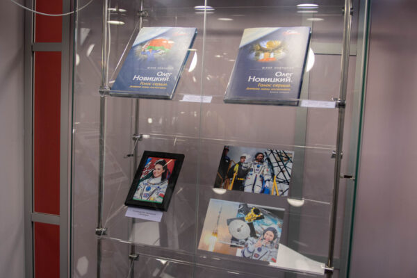 Выставка «Дорога к звёздам: космическое наследие в книжных и архивных собраниях»