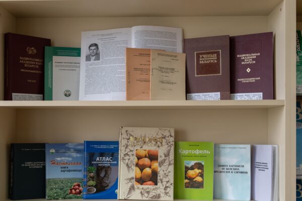 Выставка «К 85-летию со дня рождения члена-корреспондента В.Г. Иванюка»