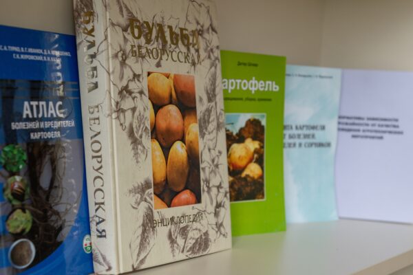 Выставка «К 85-летию со дня рождения члена-корреспондента В.Г. Иванюка»